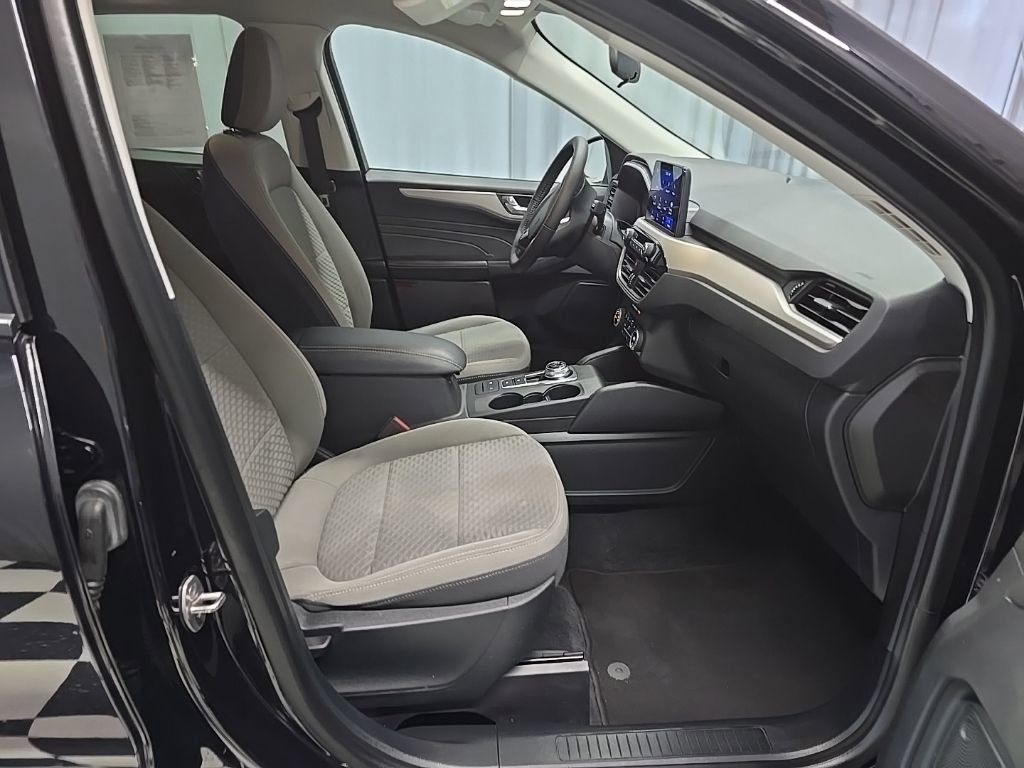 Used 2021 Ford Escape SE w/ SE Sport Appearance Package image 5