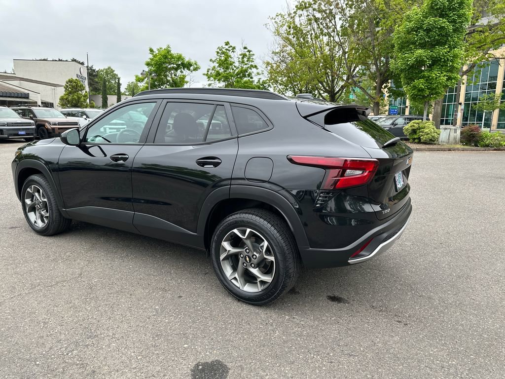 Used 2024 Chevrolet Trax LT w/ Driver Confidence Package FWD image 4