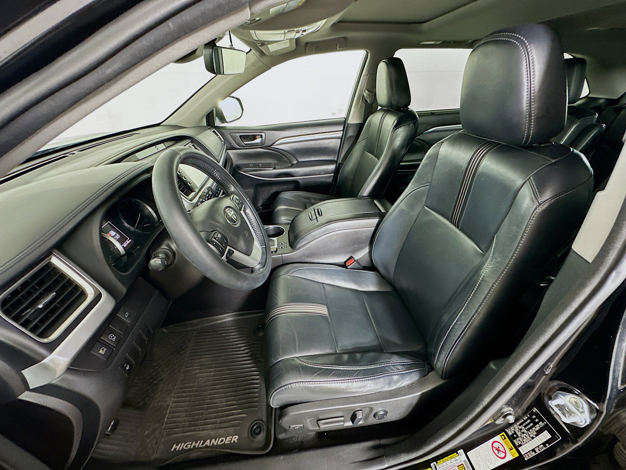 Used 2017 Toyota Highlander SE AWD/4WD image 13