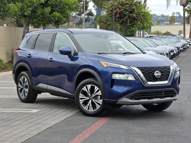 Used 2023 Nissan Rogue SV image 2