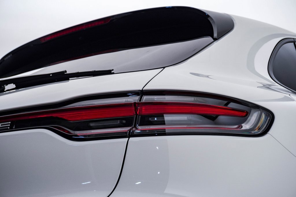 Certified 2025 Porsche Macan image 11
