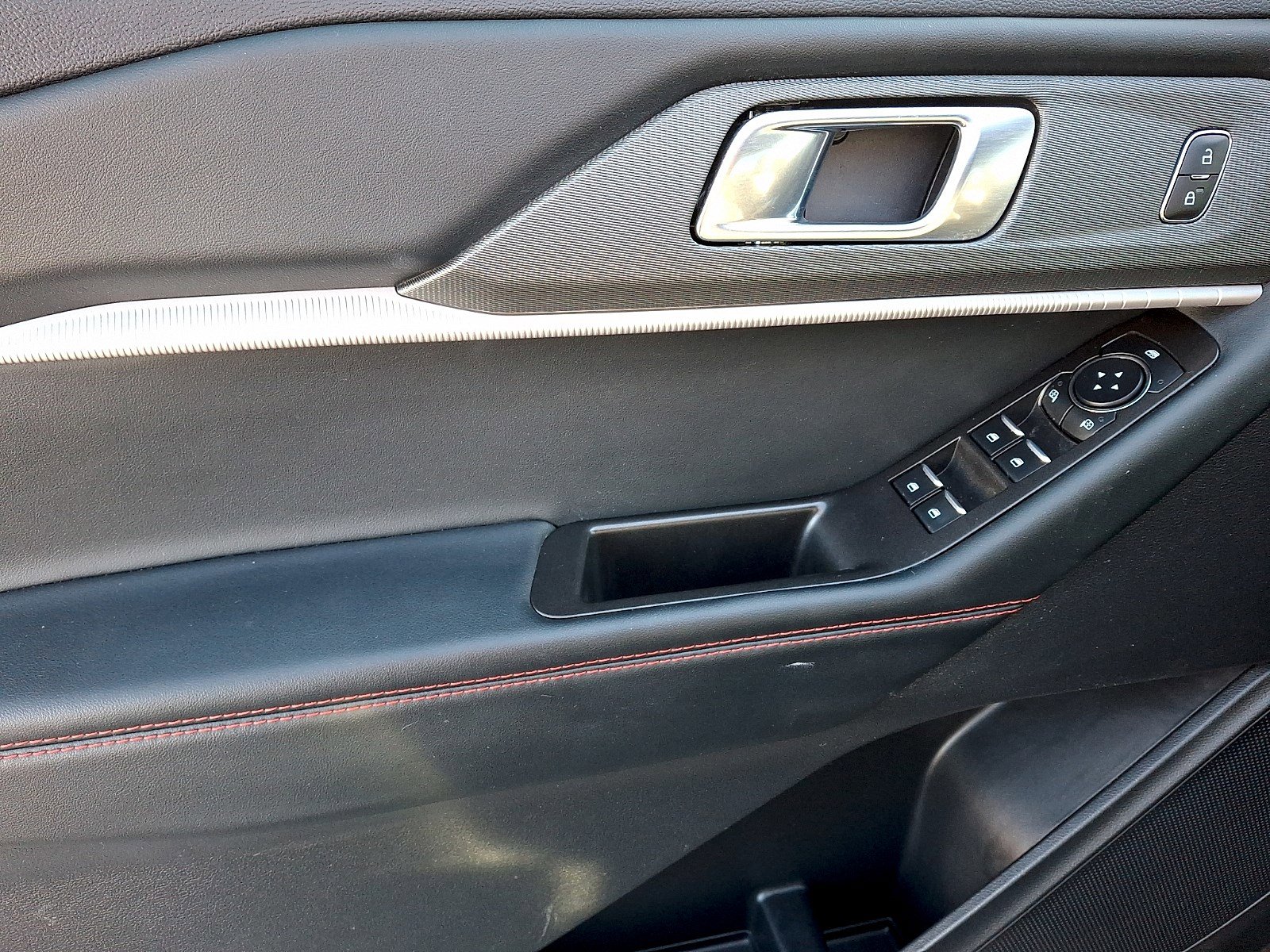 Certified 2025 Ford Explorer ST-Line w/ ST-Line Street Pack image 11