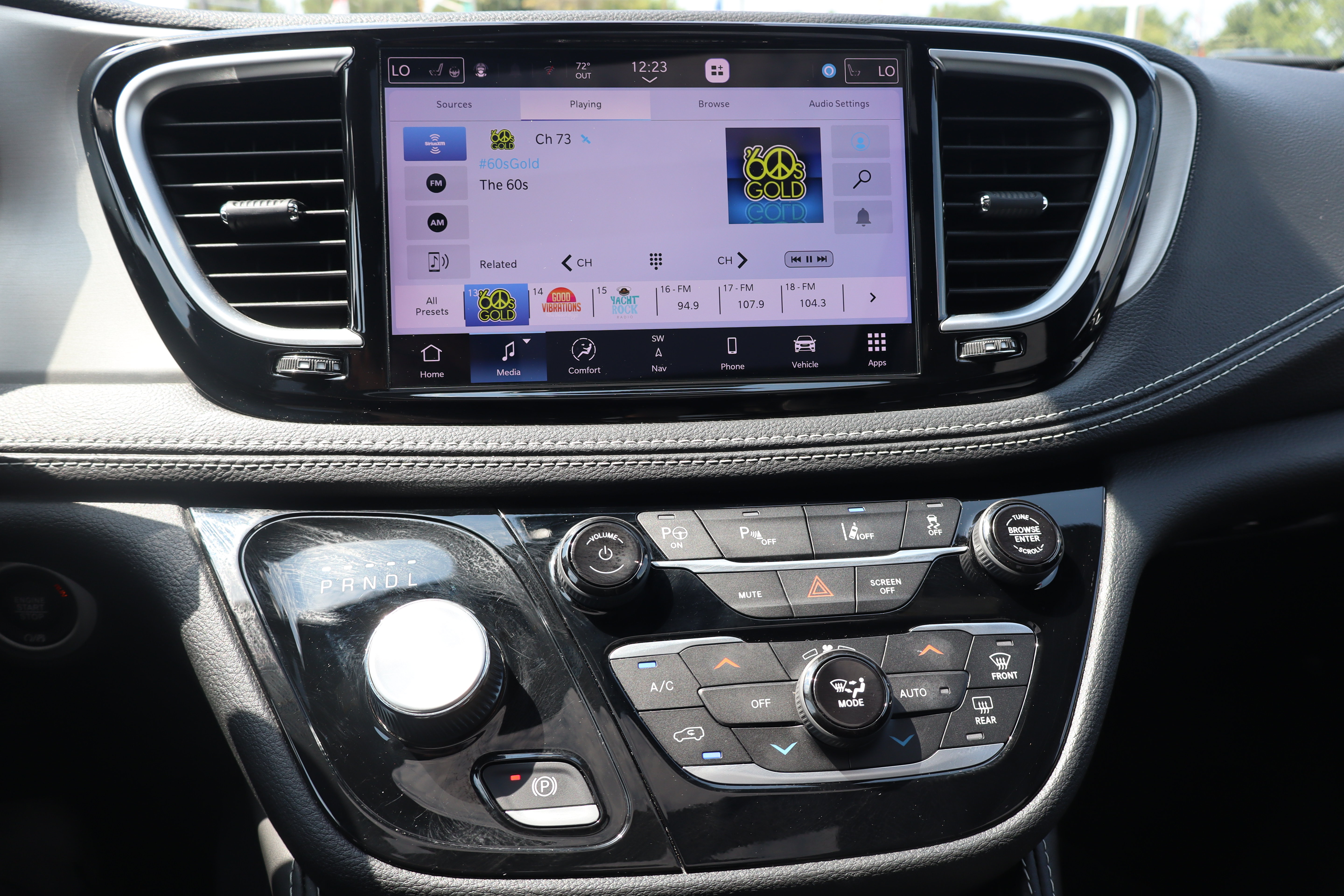 Used 2024 Chrysler Pacifica Premium FWD image 19