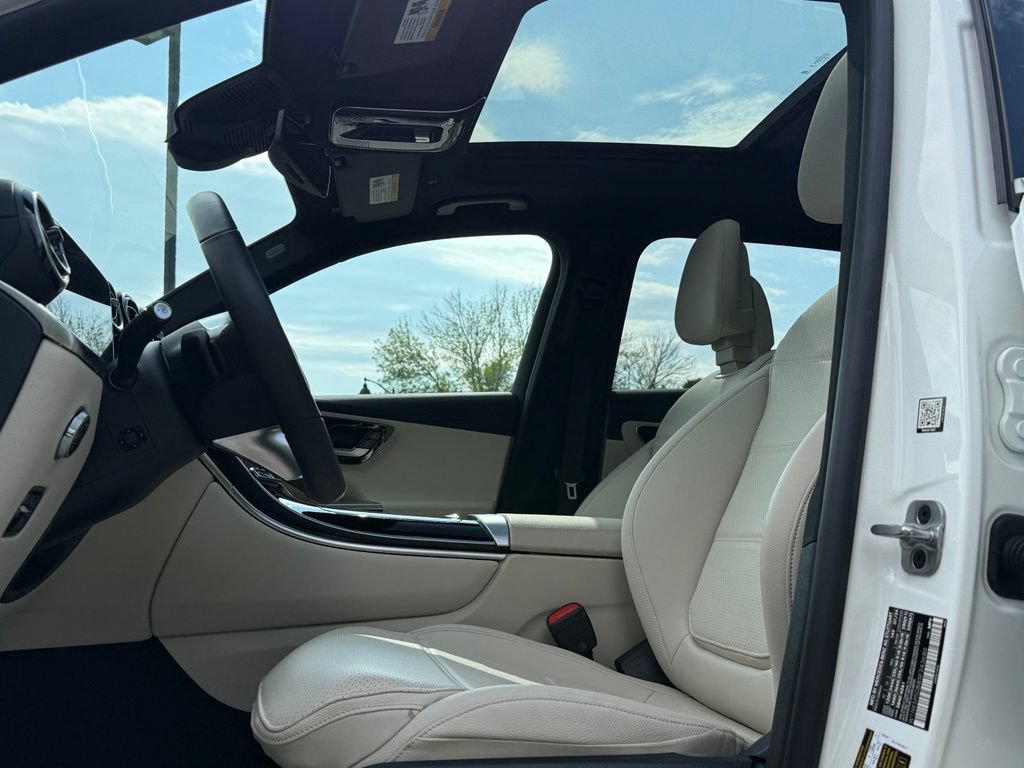 Used 2025 Mercedes-Benz GLC 350e 4MATIC image 33