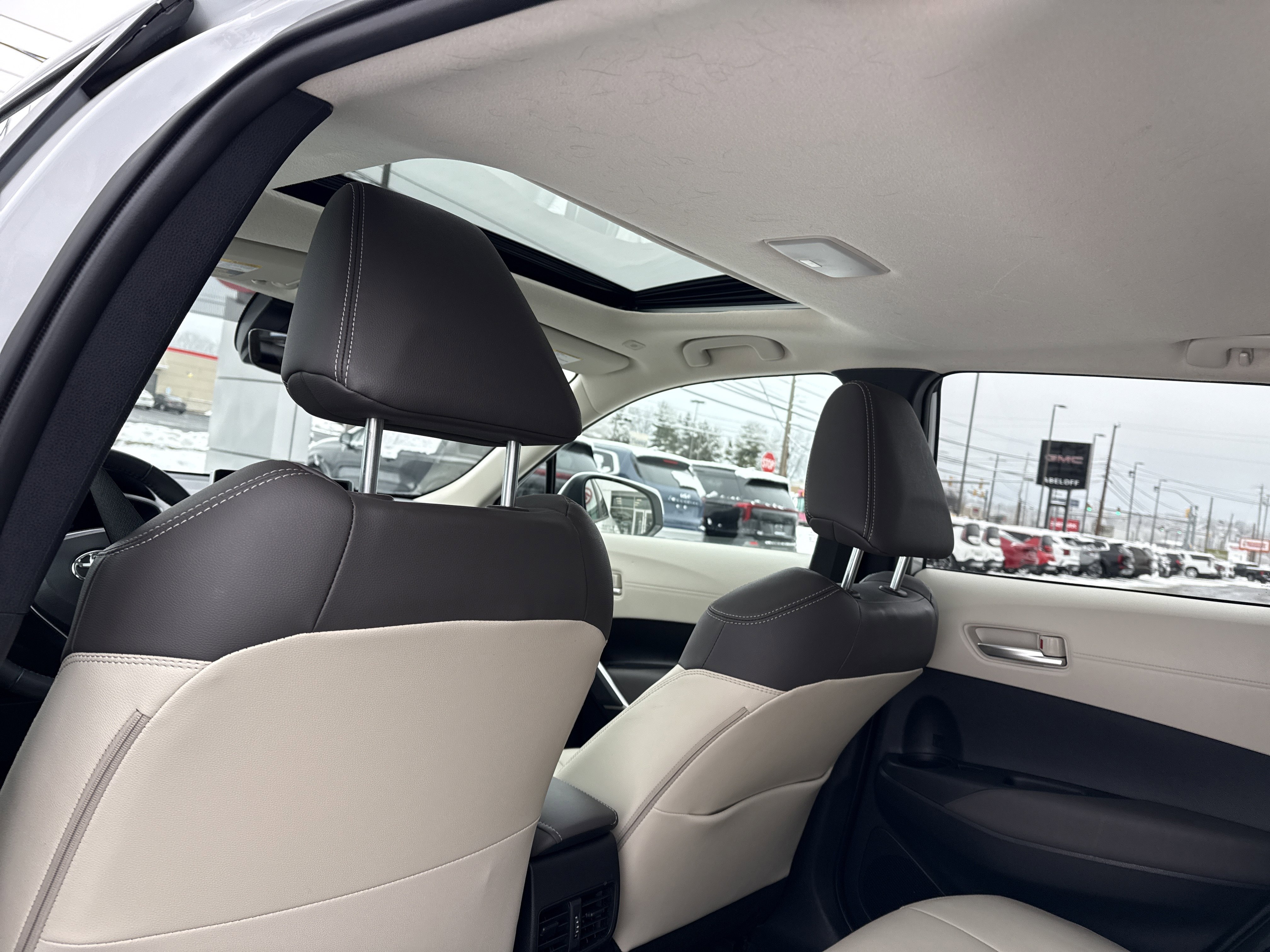 Used 2024 Toyota Corolla Cross XLE w/ Convenience Package image 19