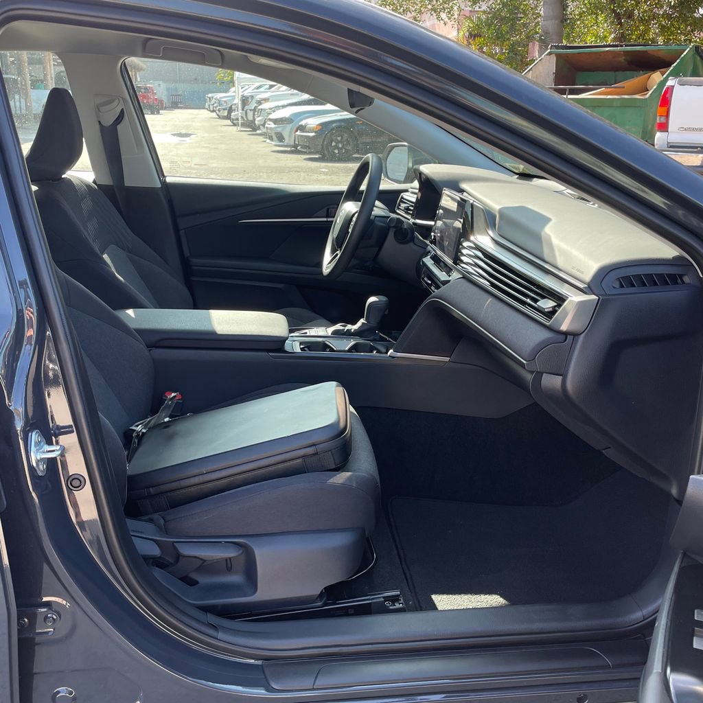 Used 2025 Toyota Camry LE image 9