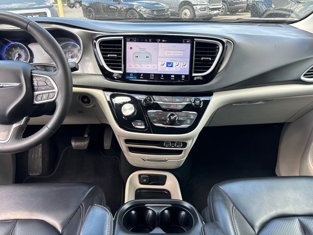 Used 2023 Chrysler Pacifica Touring-L FWD image 12
