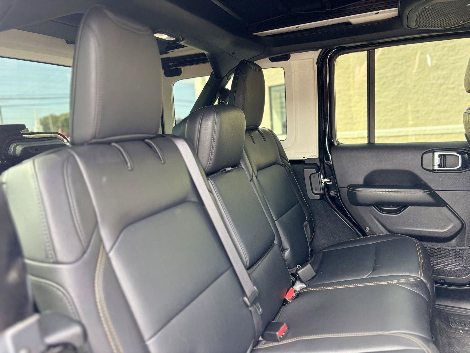 Used 2024 Jeep Wrangler Unlimited Sahara w/ Technology Group AWD/4WD image 17