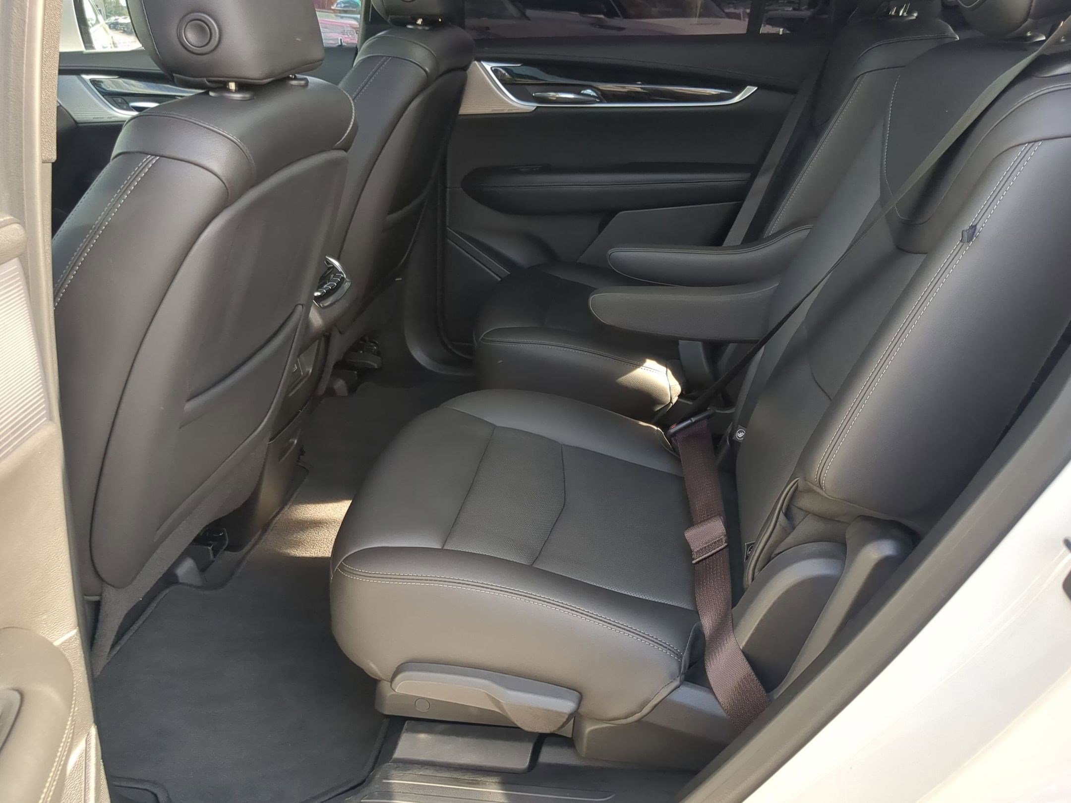 Used 2021 Cadillac XT6 Premium Luxury w/ LPO, ONYX Package image 22