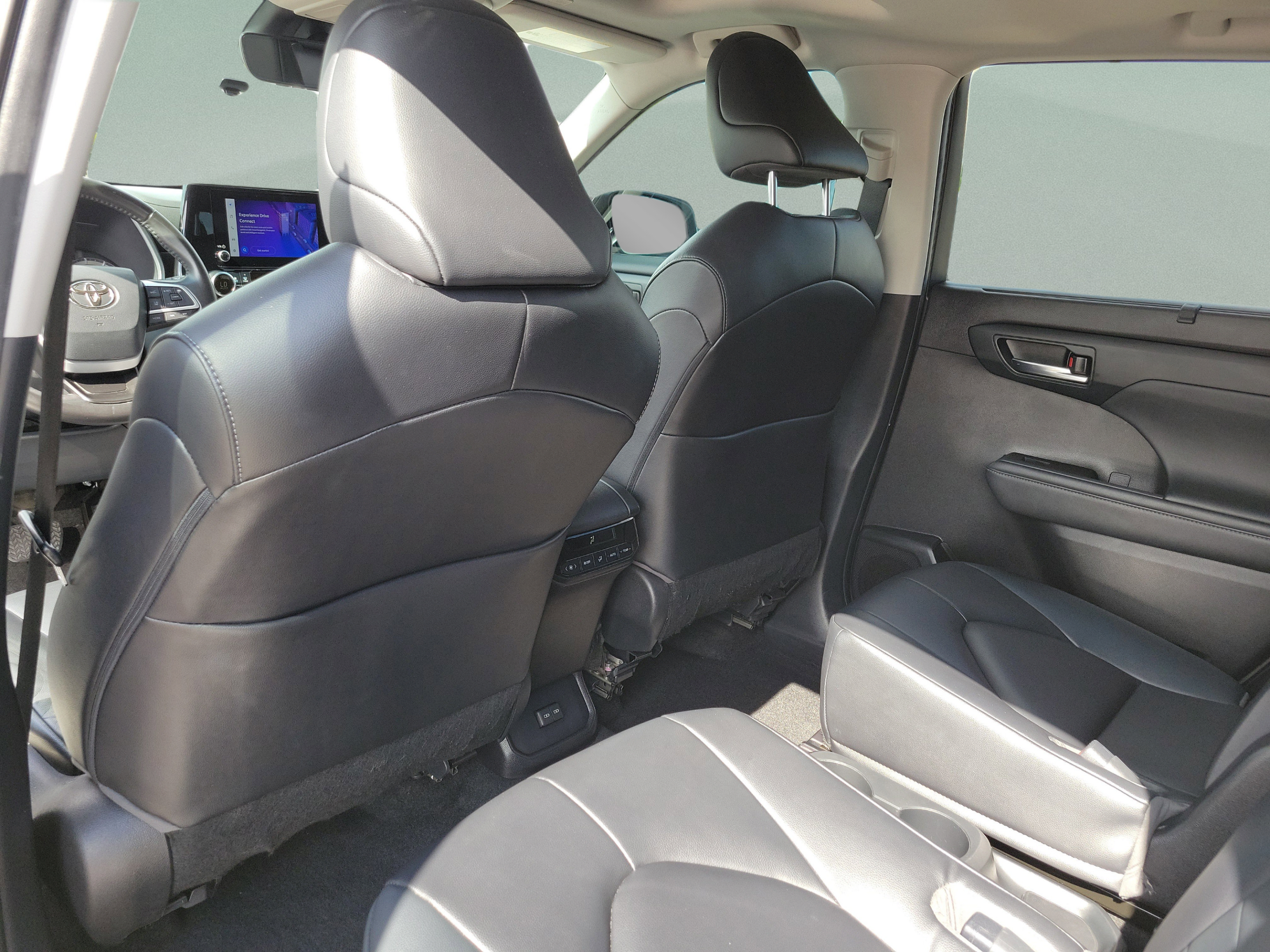 Used 2023 Toyota Highlander XLE FWD image 27