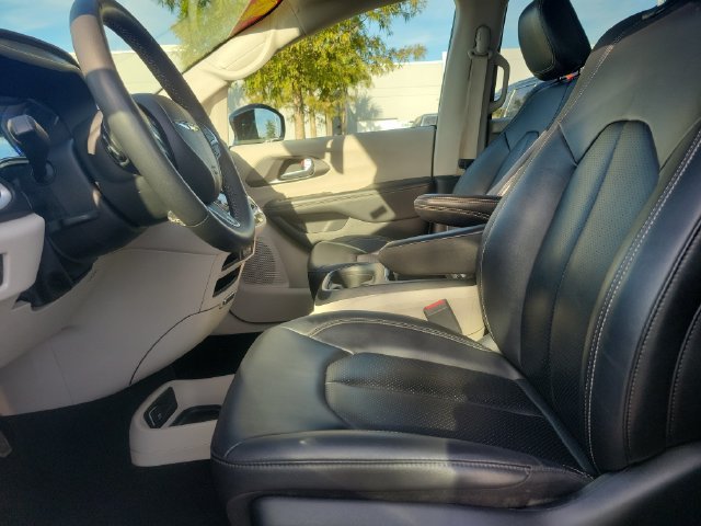 Used 2024 Chrysler Pacifica Touring-L FWD image 15