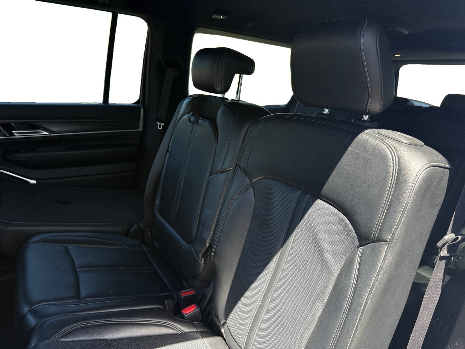 Used 2024 Jeep Wagoneer L Series II RWD image 16