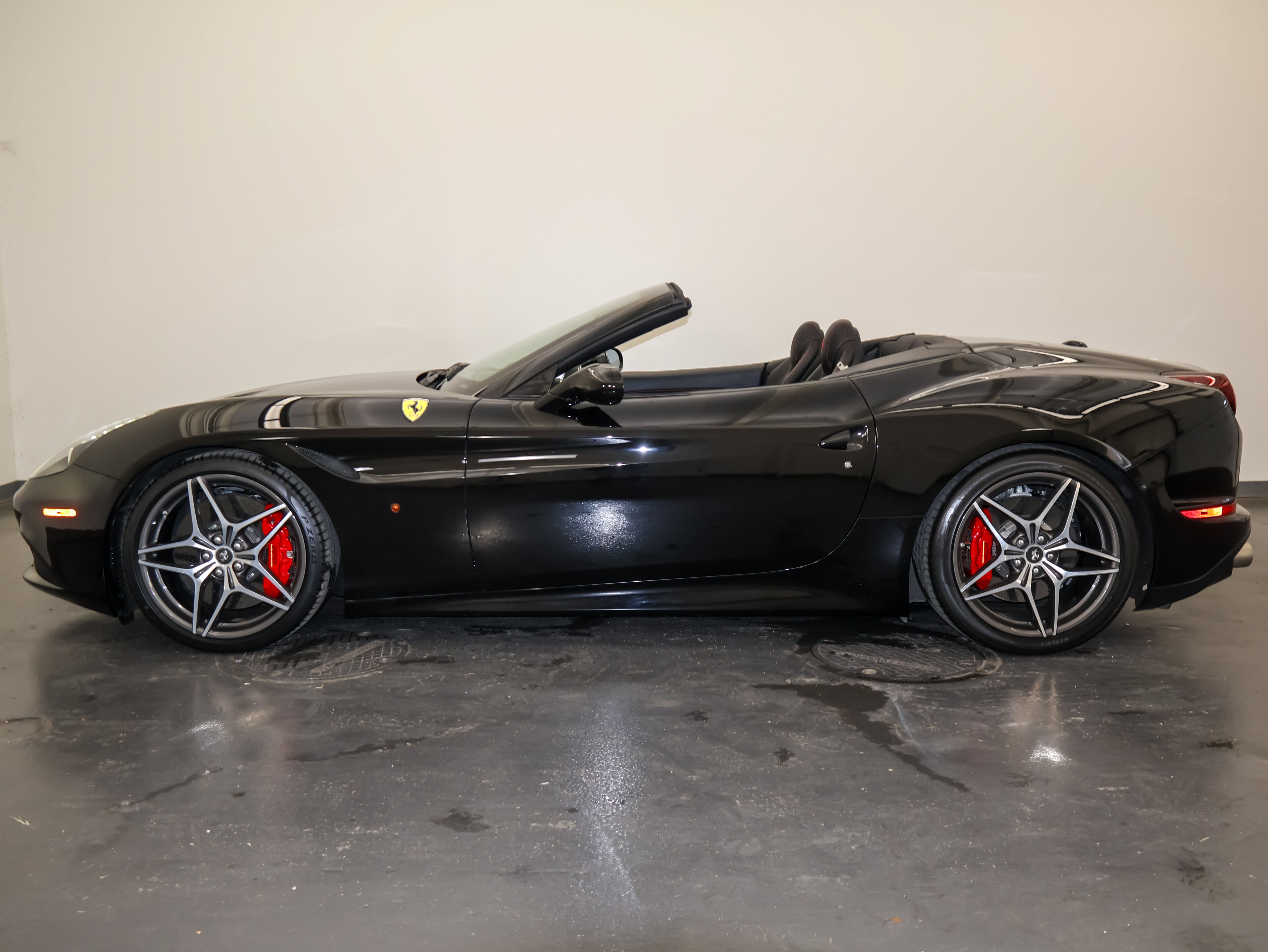 Used 2017 Ferrari California T RWD image 7