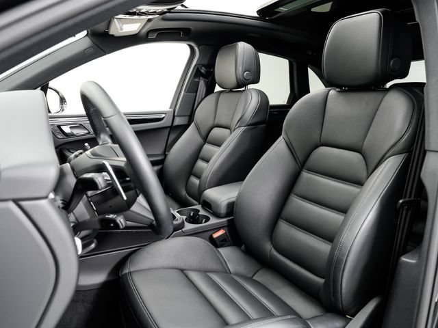 Certified 2026 Porsche Macan AWD/4WD image 5