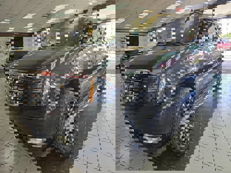 Used 2011 Cadillac Escalade ESV Luxury image 1