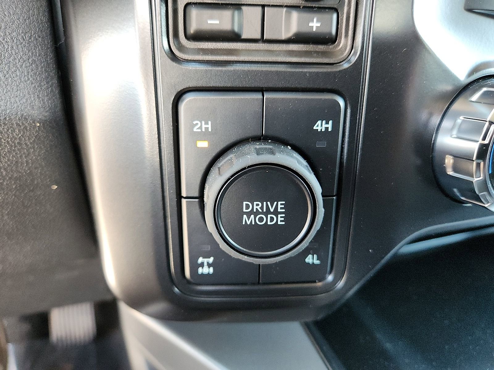 New 2026 Ford F250 Lariat w/ Black Appearance Package image 16