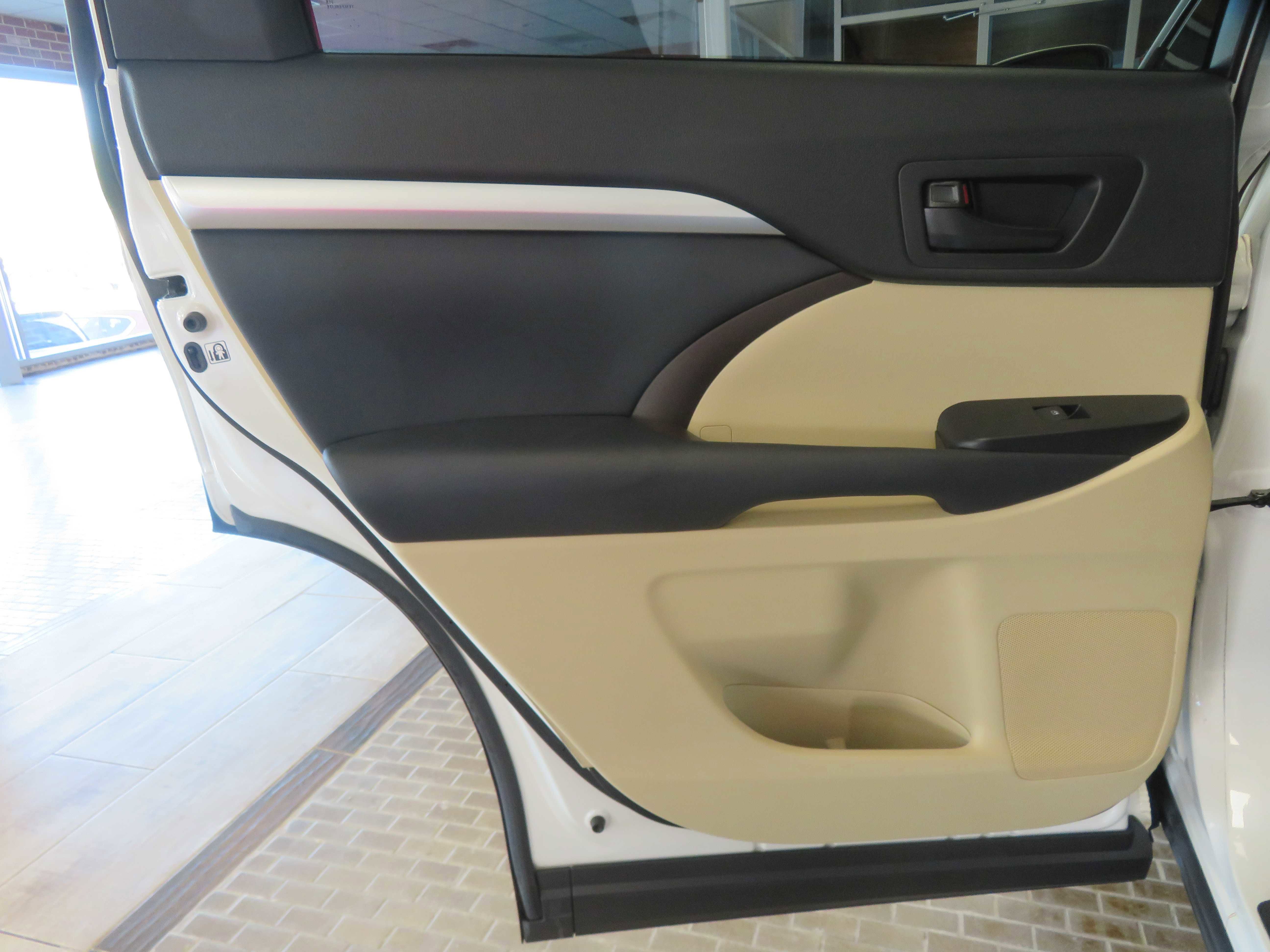 Used 2014 Toyota Highlander Plus FWD image 17