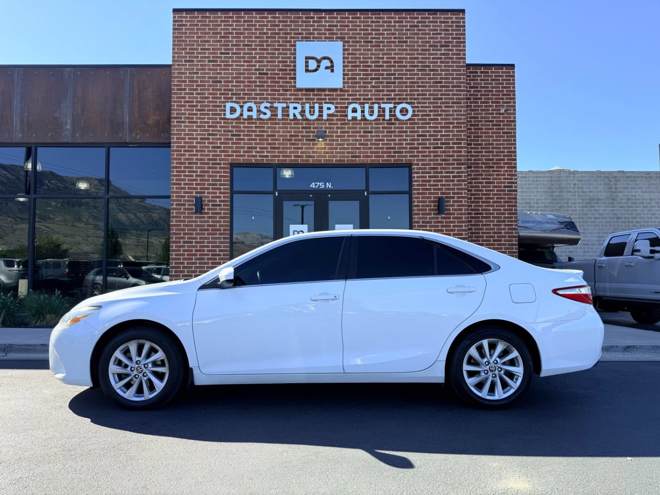 Used 2017 Toyota Camry SE w/ Moonroof Package FWD image 5