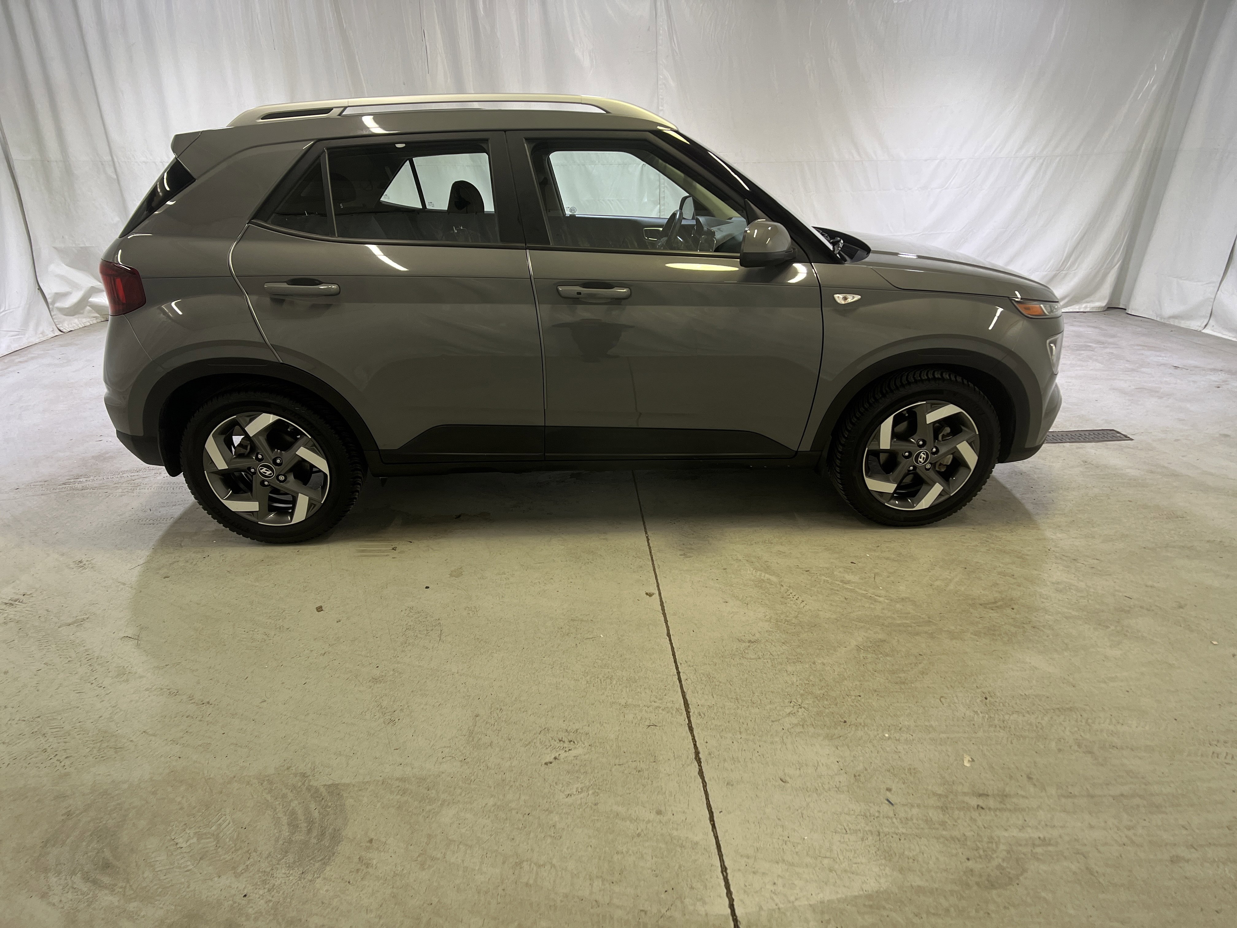 Used 2021 Hyundai Venue SEL w/ Premium Package FWD image 12