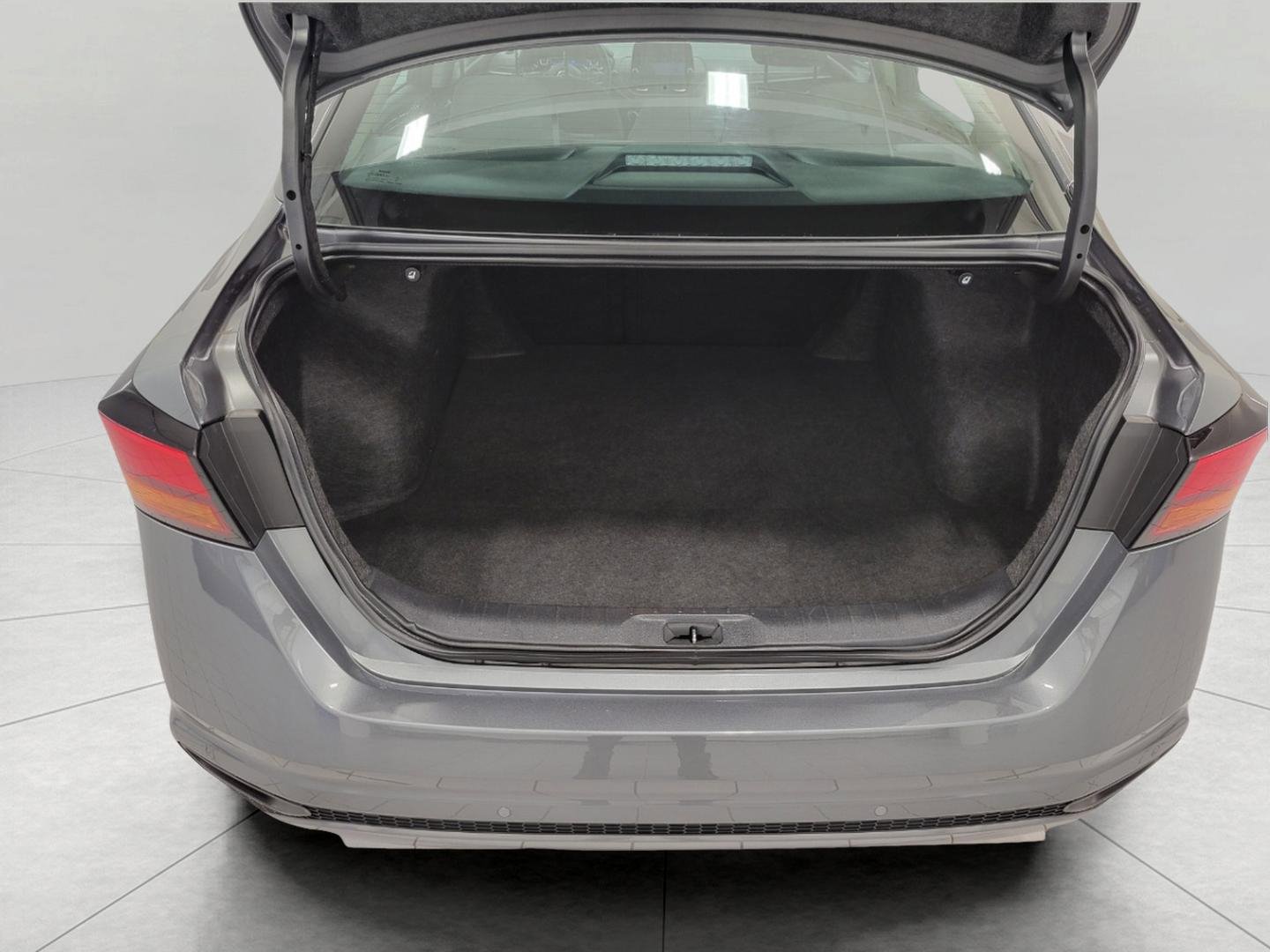 Used 2025 Nissan Altima 2.5 SV FWD image 15