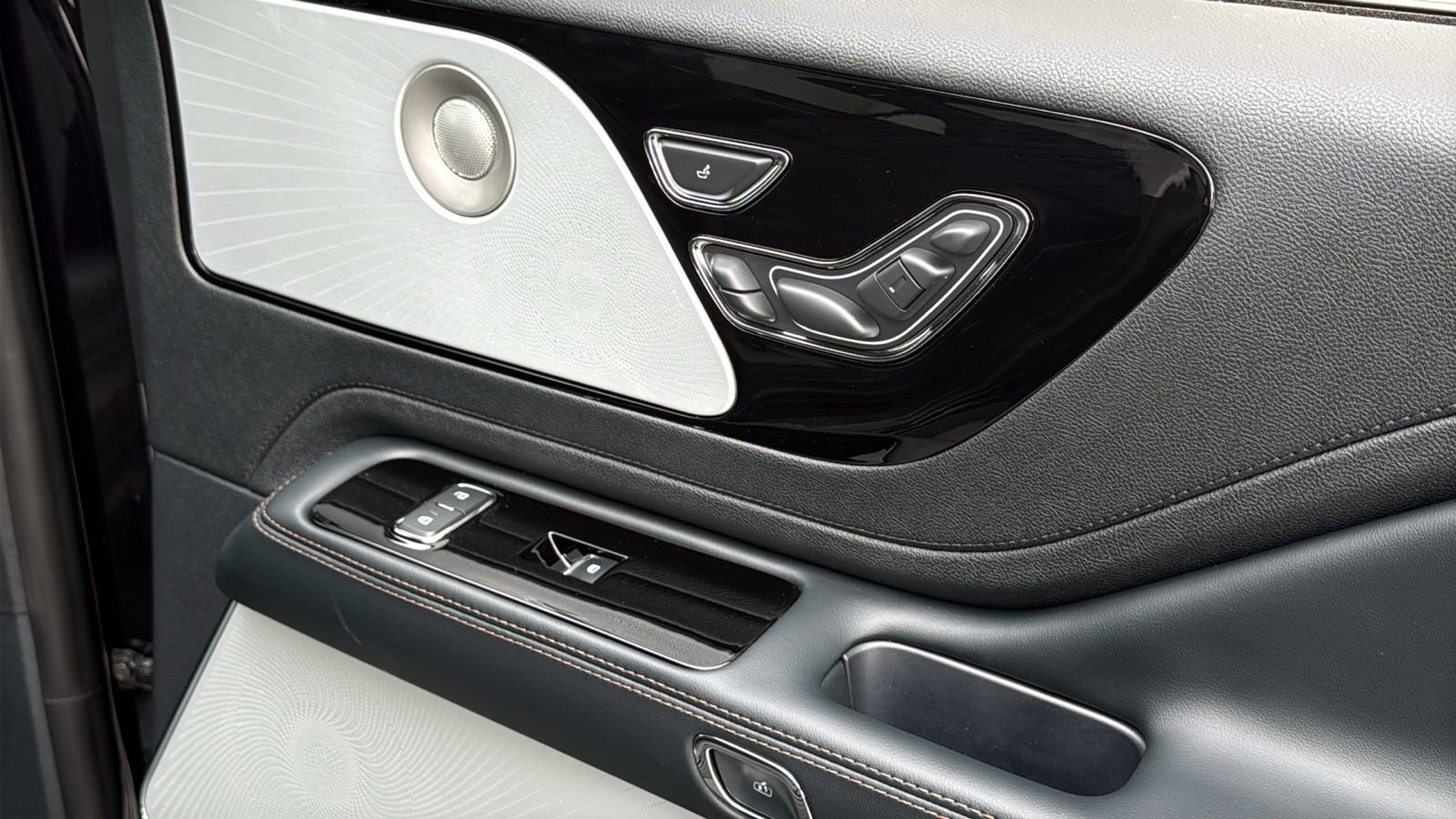 New 2026 Lincoln Aviator Reserve AWD/4WD image 9