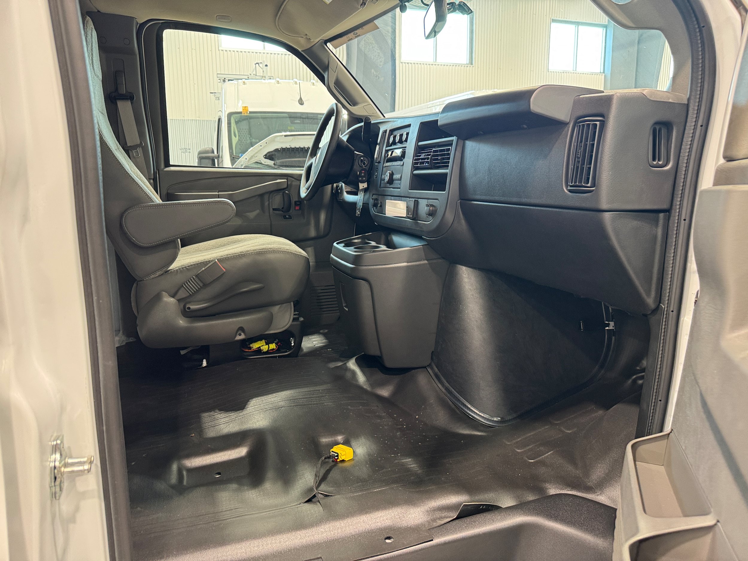 Used 2025 Chevrolet Express 3500 Extended w/ Driver Convenience Package RWD image 8