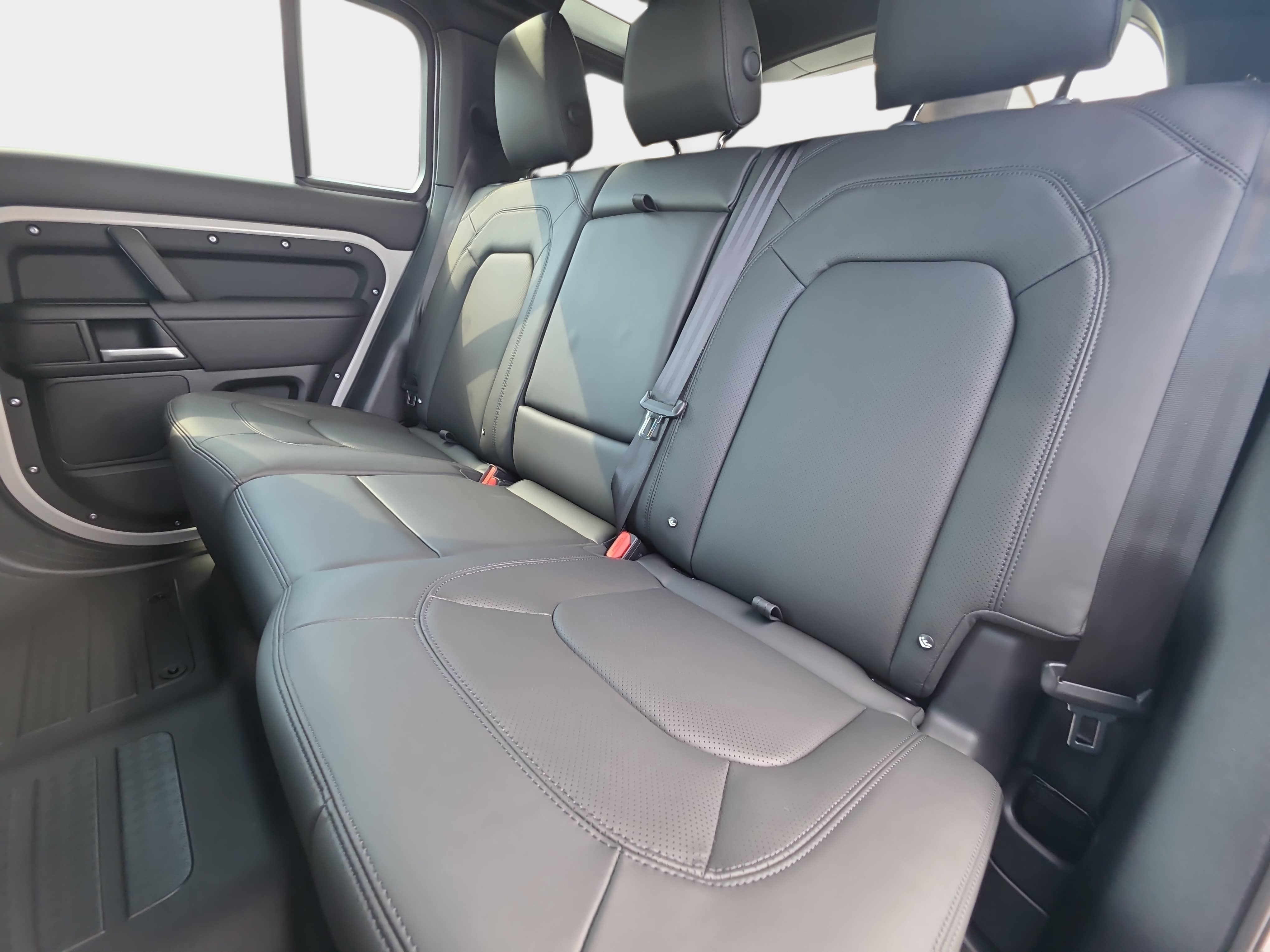 New 2026 Land Rover Defender 110 X-Dynamic SE AWD/4WD image 13