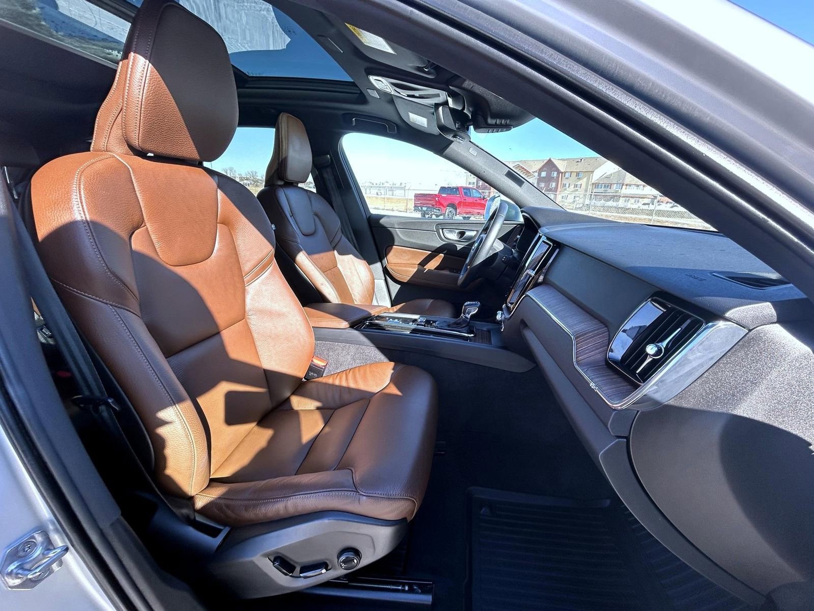 Used 2021 Volvo XC60 T5 Momentum image 16