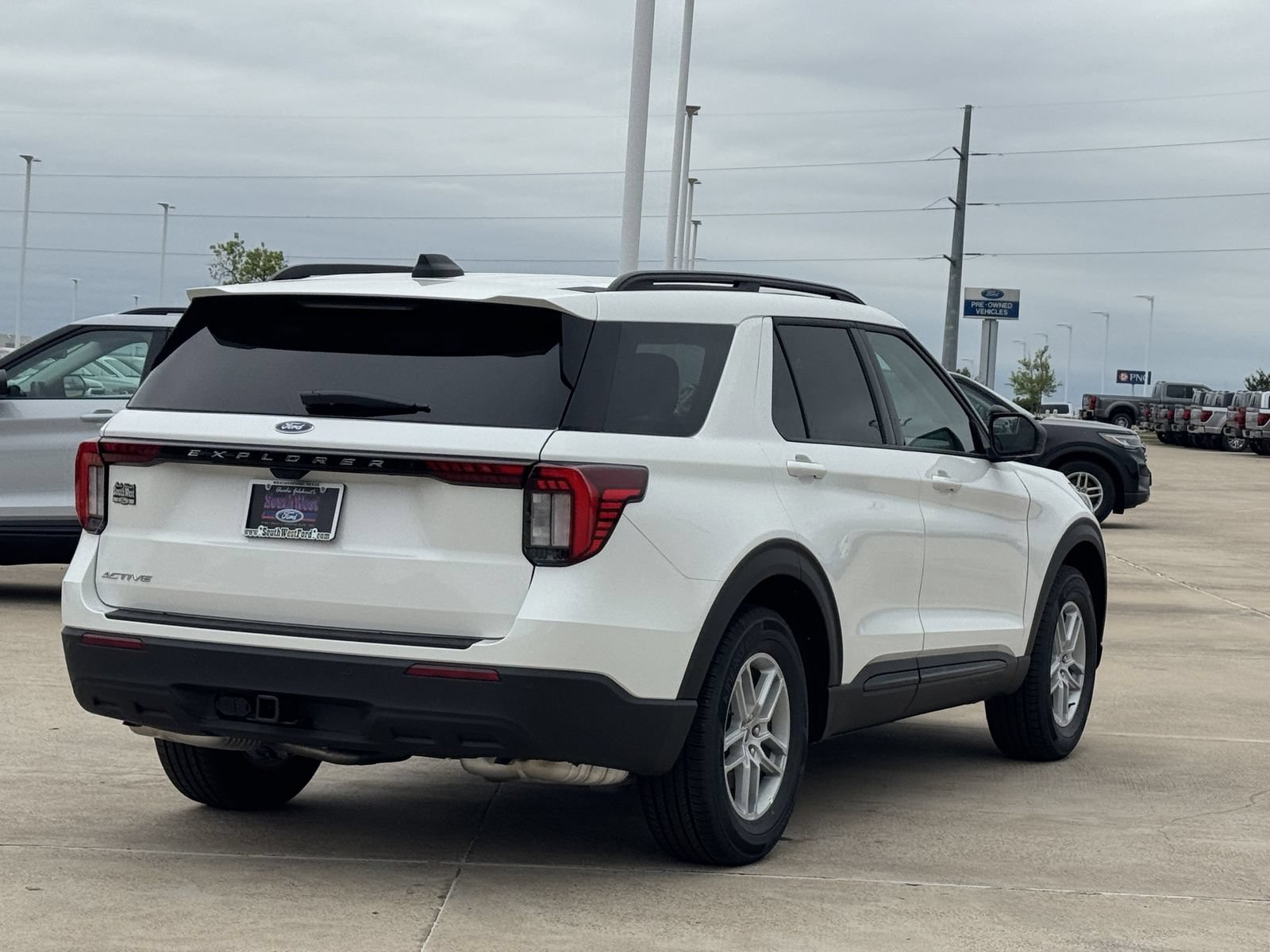 New 2026 Ford Explorer Active RWD image 4