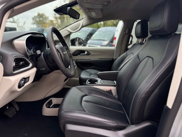 Certified 2024 Chrysler Pacifica Touring-L image 17