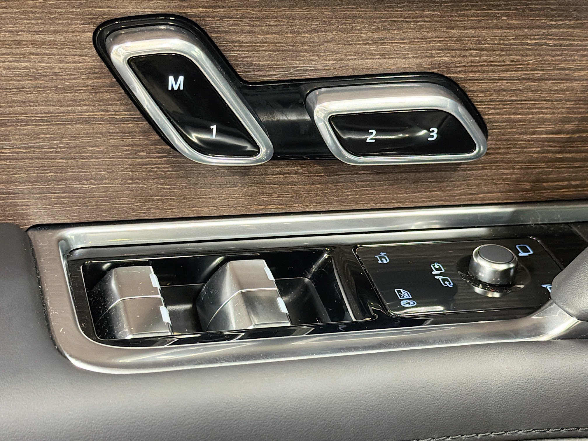 Used 2025 Land Rover Range Rover Long Wheelbase SE image 25