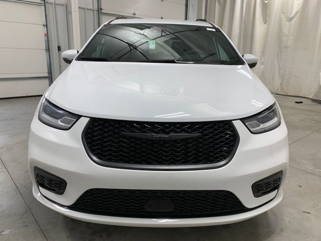 Used 2023 Chrysler Pacifica Touring-L FWD image 14