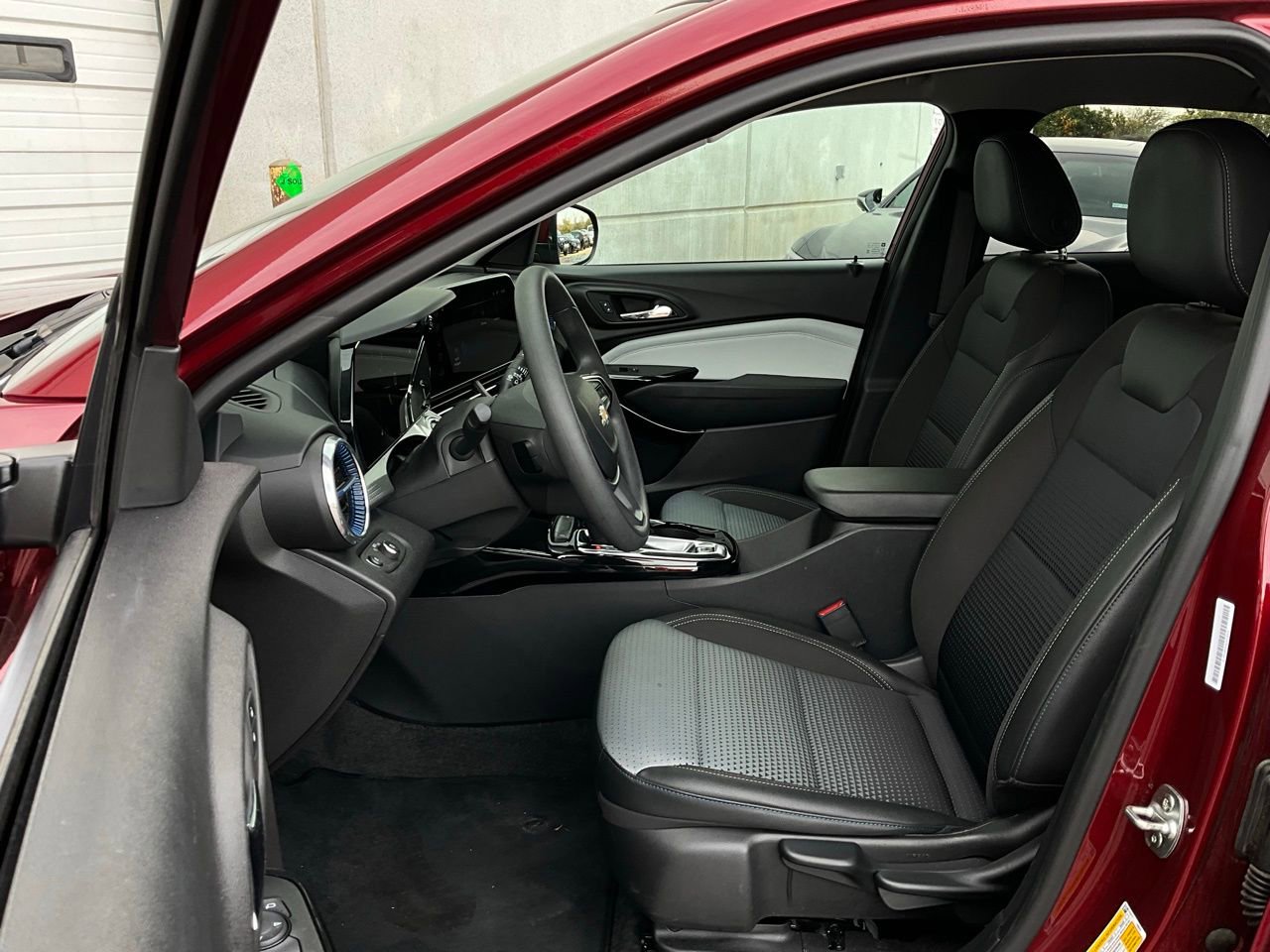 Used 2025 Chevrolet Trax LT image 10