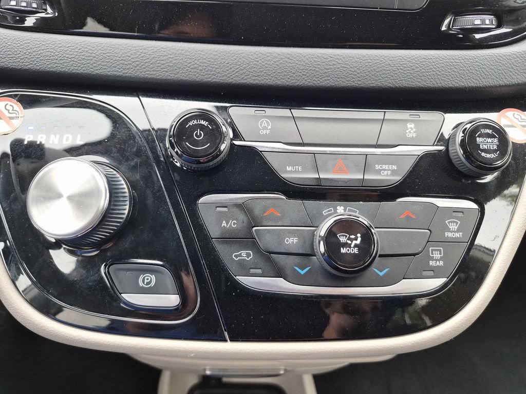 Used 2023 Chrysler Voyager LX FWD image 23