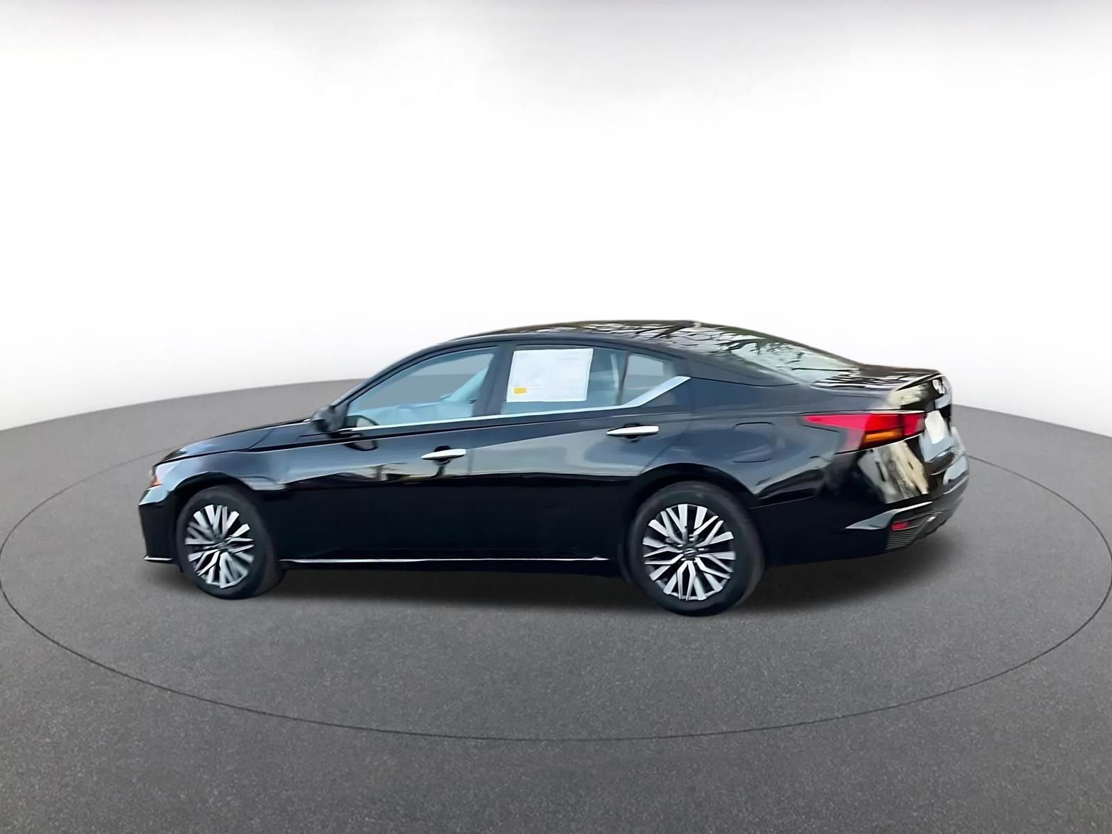 Used 2025 Nissan Altima 2.5 SV image 10