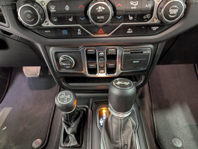 Used 2025 Jeep Wrangler Unlimited Sahara AWD/4WD image 21