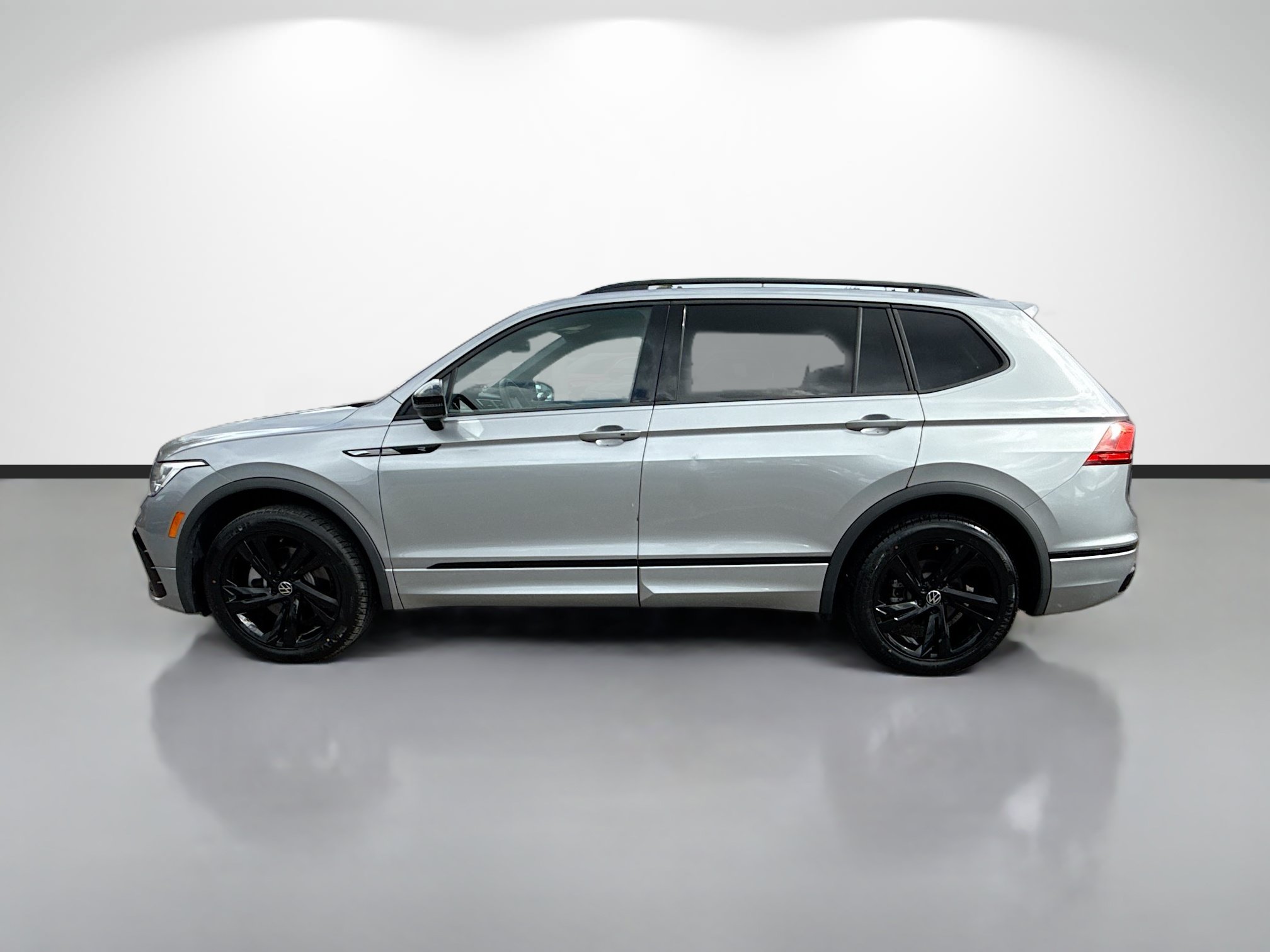 Used 2023 Volkswagen Tiguan SE R-Line FWD image 6