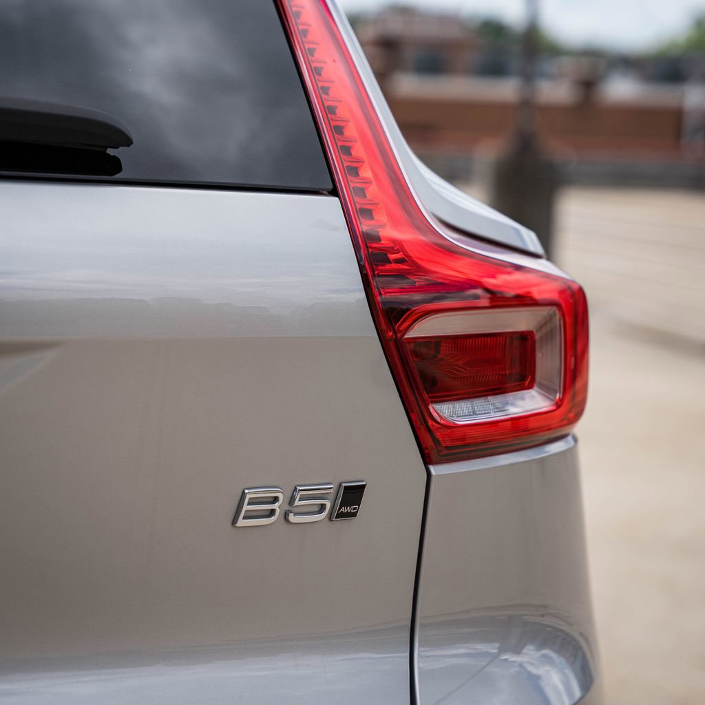Certified 2025 Volvo XC40 B5 Plus image 5