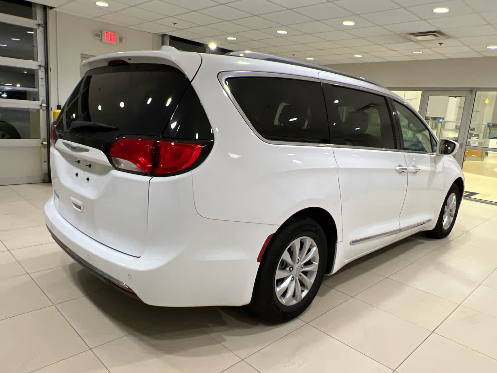 Used 2018 Chrysler Pacifica Touring-L FWD image 4