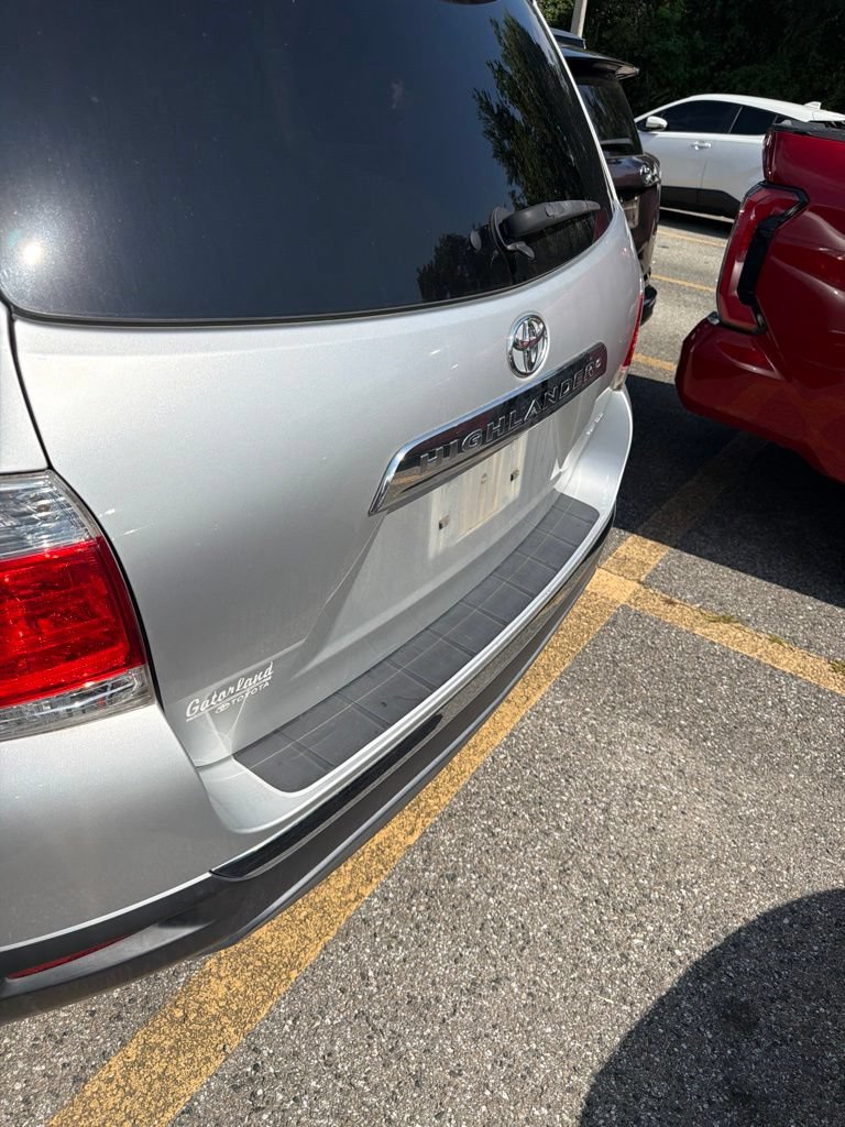 Used 2012 Toyota Highlander Limited w/ Tow Pkg AWD/4WD image 8