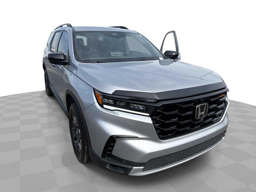 Used 2025 Honda Pilot TrailSport image 1