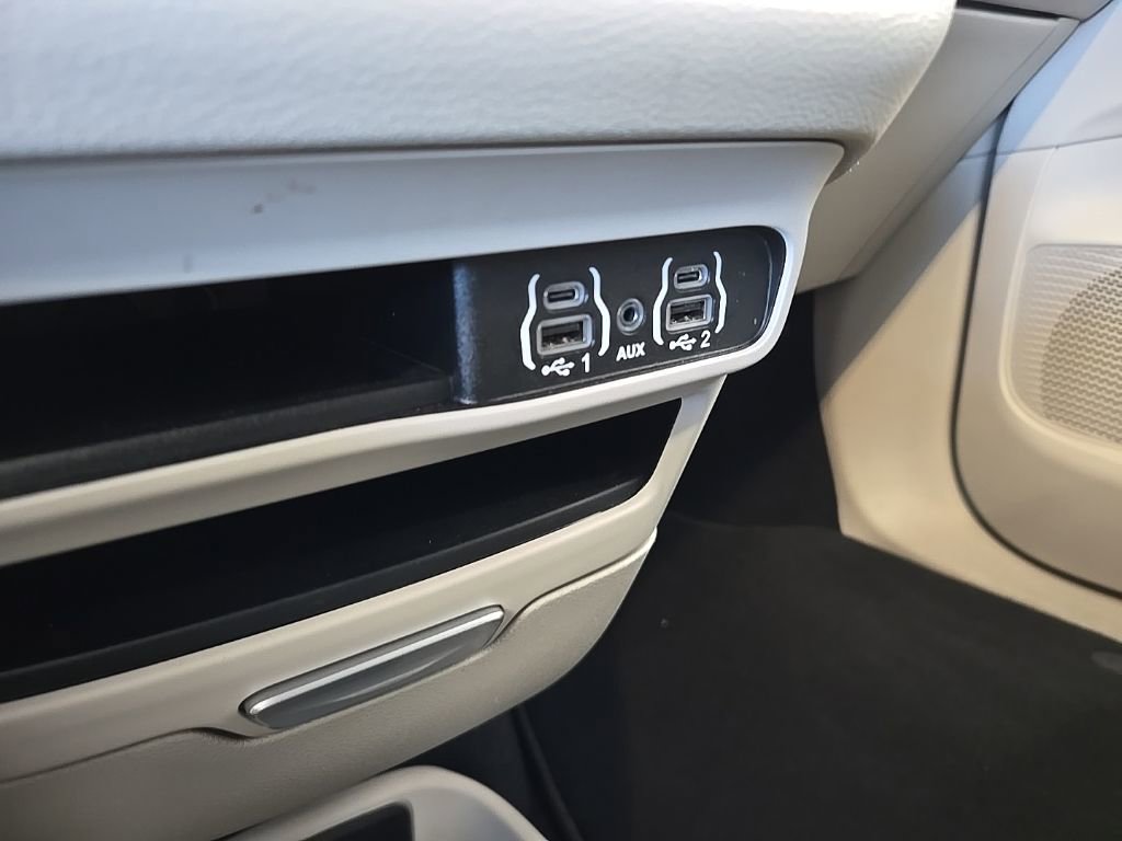 Used 2024 Chrysler Pacifica Touring-L image 31