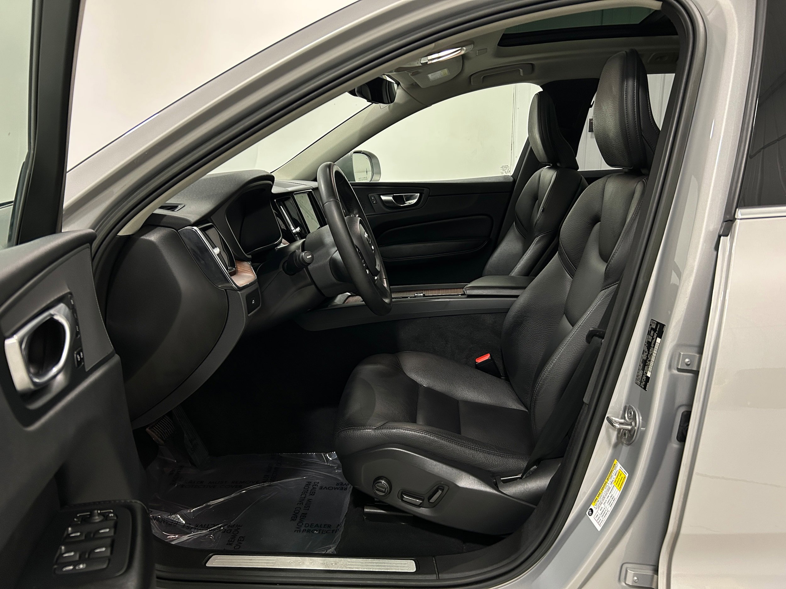 Used 2023 Volvo XC60 B5 Plus image 4