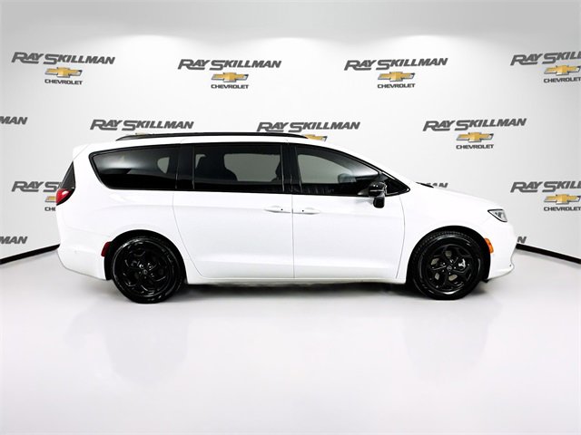Used 2025 Chrysler Pacifica Premium image 8