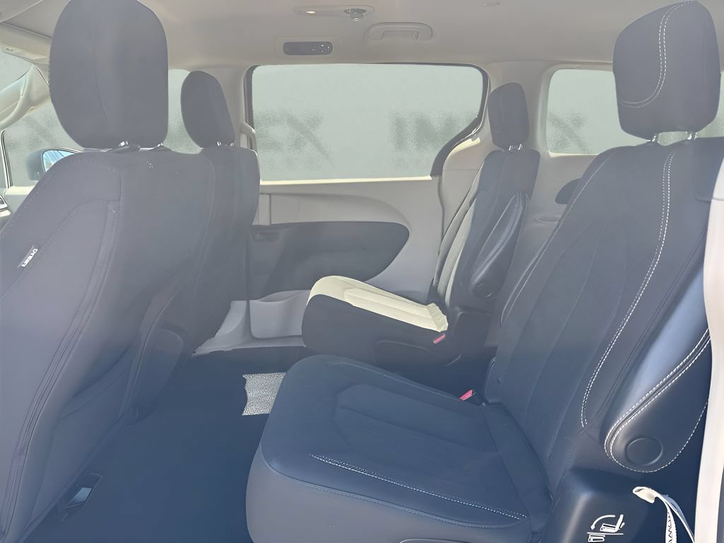 Used 2023 Chrysler Voyager LX FWD image 11