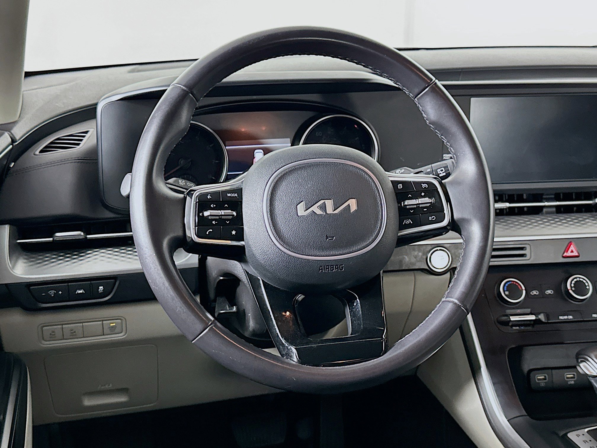 Used 2024 Kia Carnival LX image 18