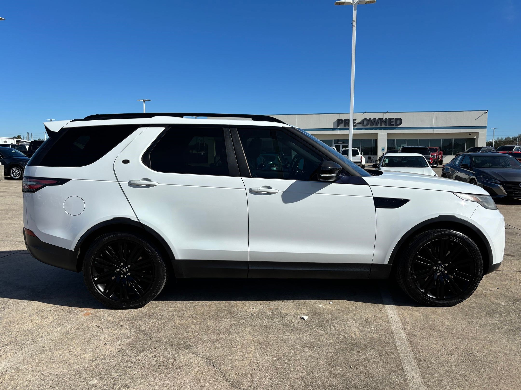 Used 2017 Land Rover Discovery HSE image 2