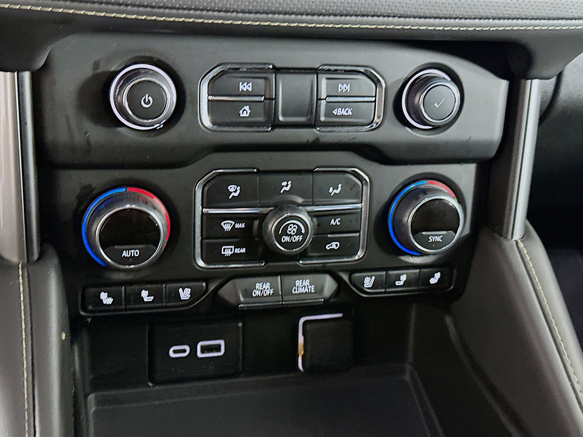 Used 2024 Chevrolet Suburban Premier image 24