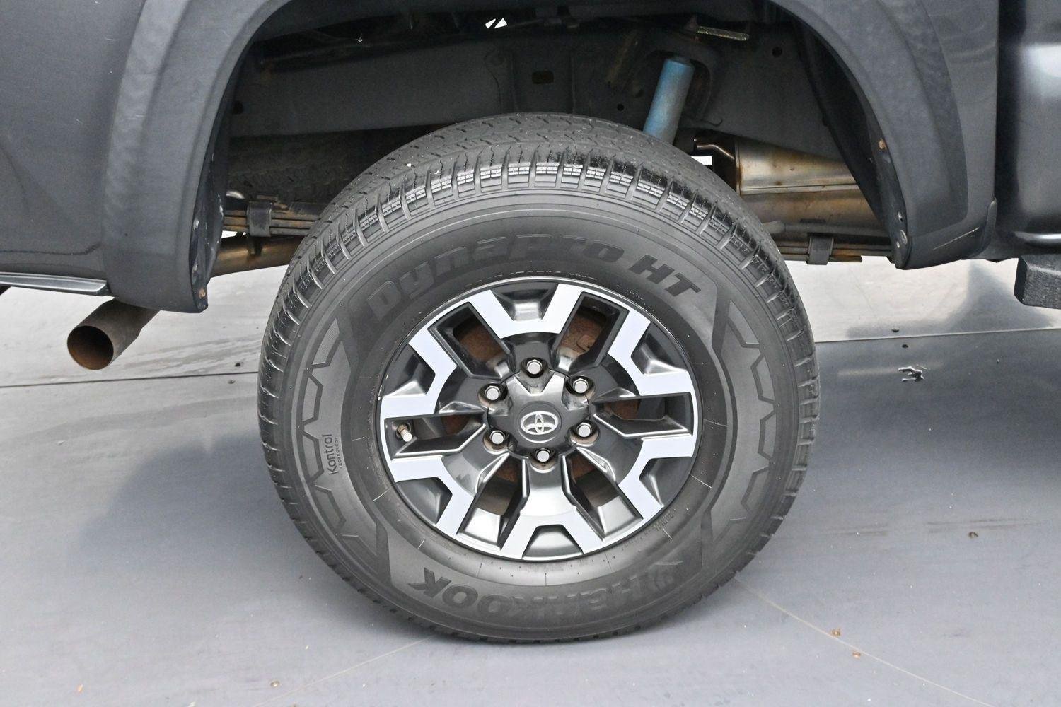 Used 2020 Toyota Tacoma TRD Off-Road w/ Technology Package AWD/4WD image 32