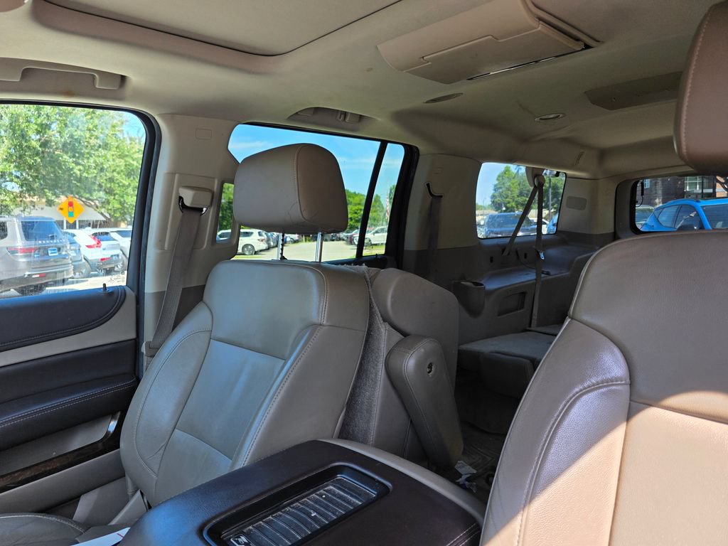 Used 2015 Chevrolet Suburban LT RWD image 8